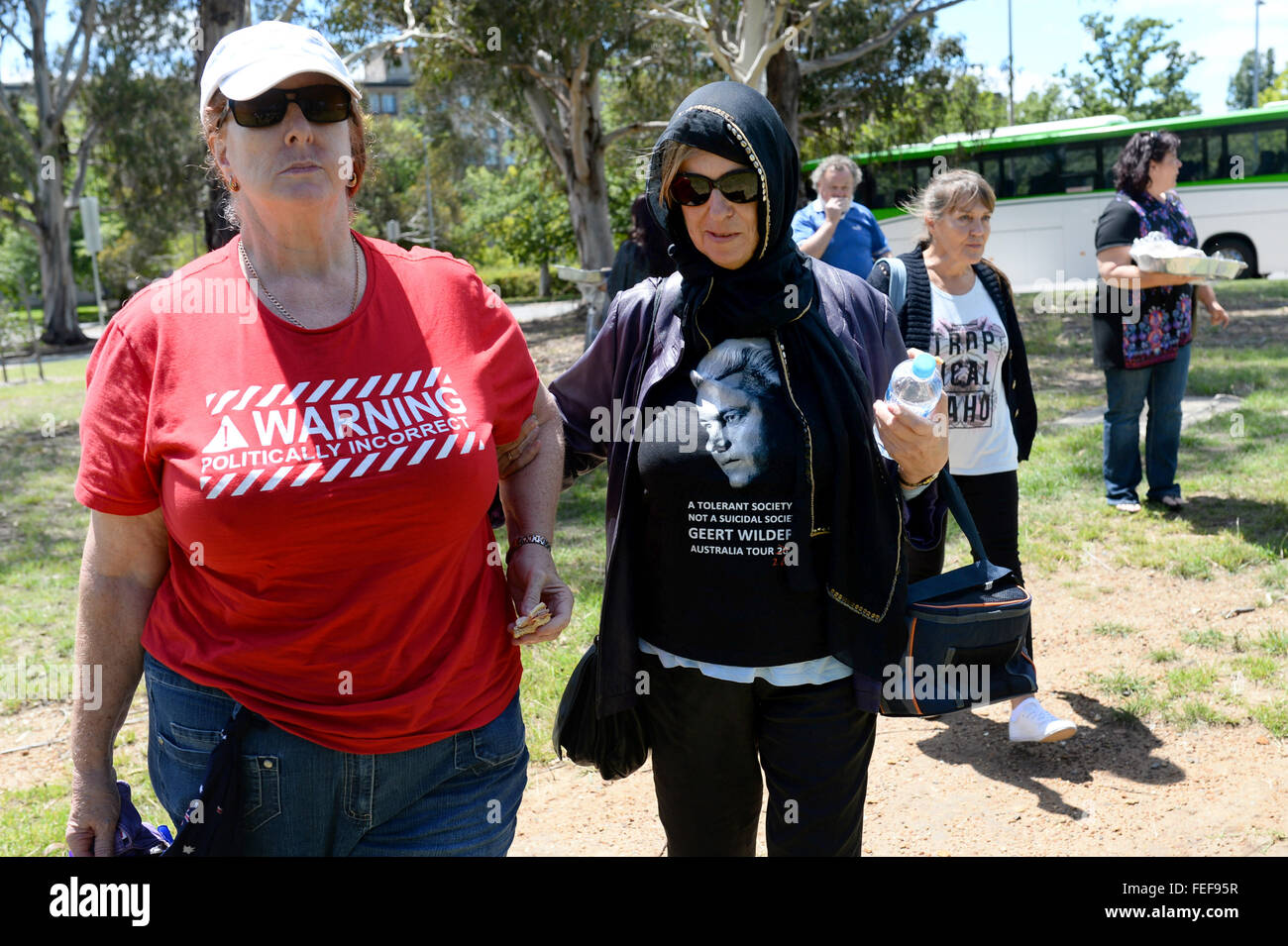 Canberra, Australien. 6. Februar 2016. Zwei australische Demonstranten Pose mit ihren T-shirts in Canberra, Australien, 6. Februar 2016, liest man "Warnung - politically incorrect". Sechs konservative Gruppen gesammelt in der australischen Hauptstadt zur Unterstützung der Pegida und der islamfeindlichen Anti-Ausländer Bewegung, begann in Deutschland und in andere Länder verbreitet hat. Rund 400 Demonstranten marschierte auf das Parlamentsgebäude in Canberra. Foto: Subel Bhandari/Dpa/Alamy Live News Stockfoto