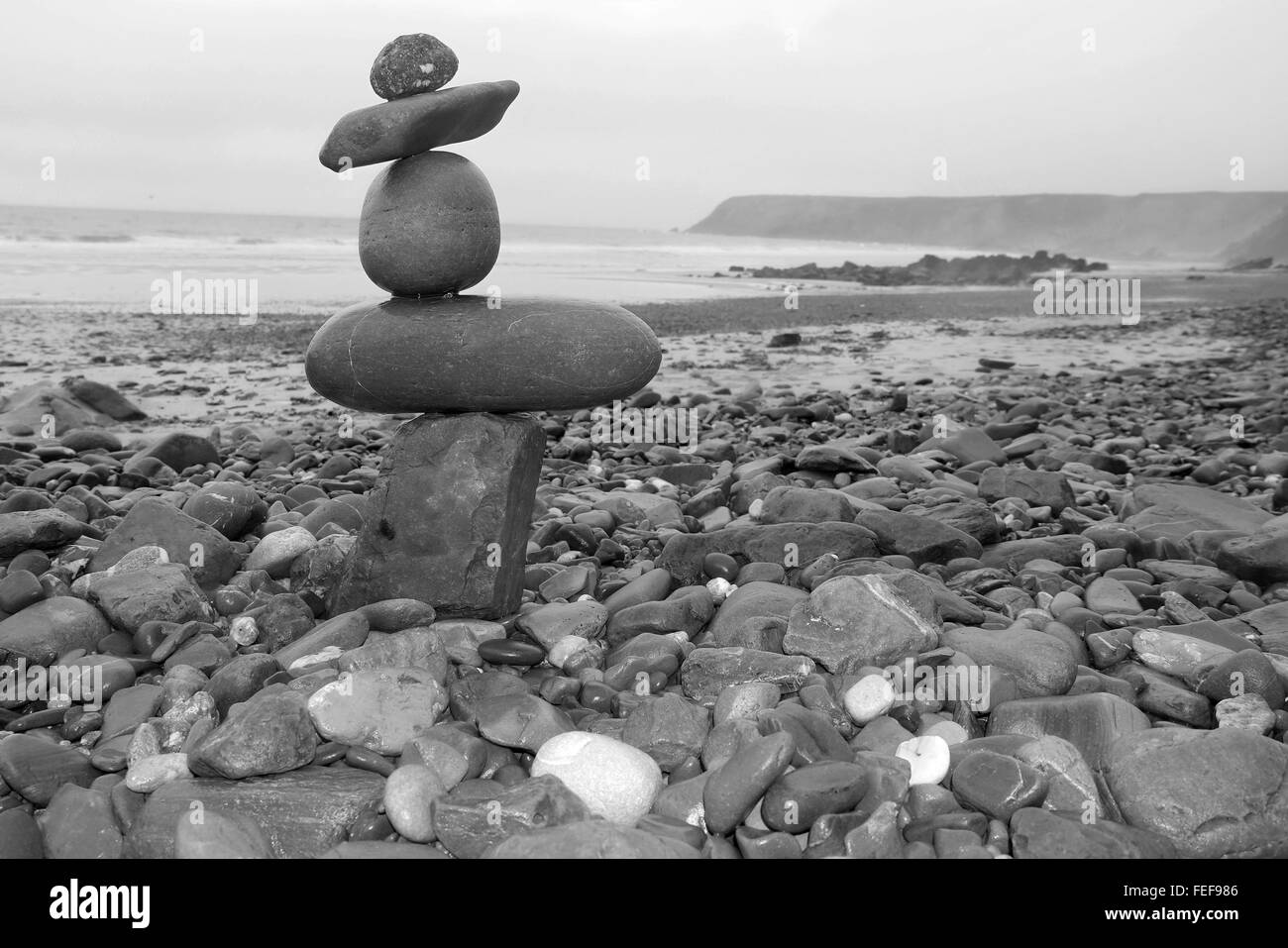 Stapel von Steinen ausgeglichen übereinander am Strand von Marloes im Westen von Wales. Juni 2014 Stockfoto