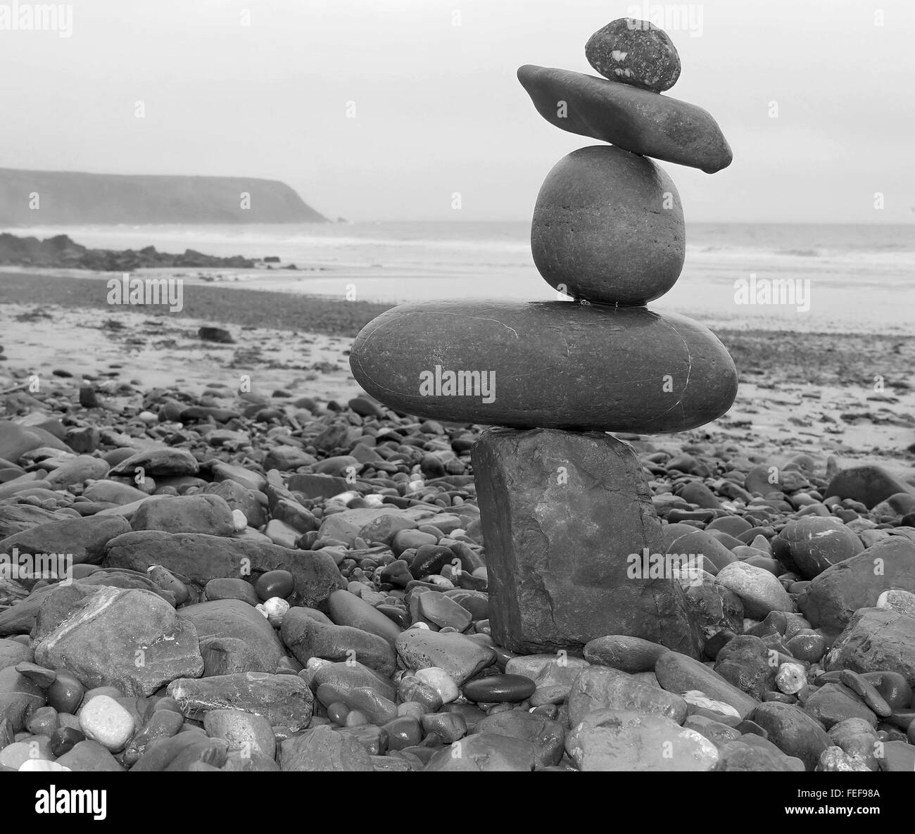 Stapel von Steinen ausgeglichen übereinander am Strand von Marloes im Westen von Wales. Juni 2014 Stockfoto