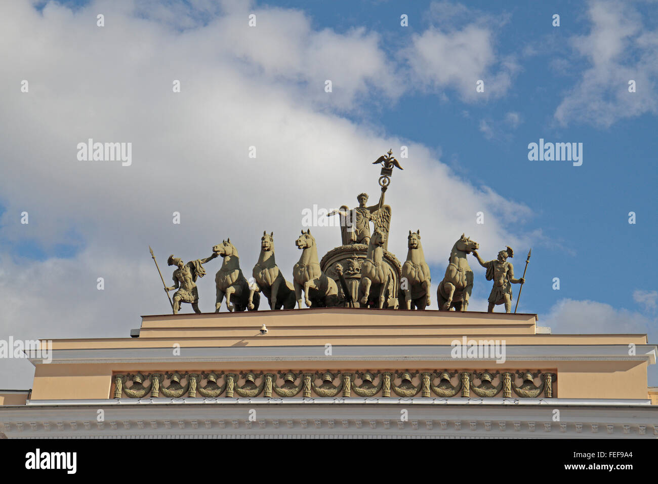 Skulptur über dem triumphal Bogen Sieg über Napoleonisches Frankreich im Krieg 1812 auf dem Generalstabs-Gebäude in St. Petersburg Stockfoto