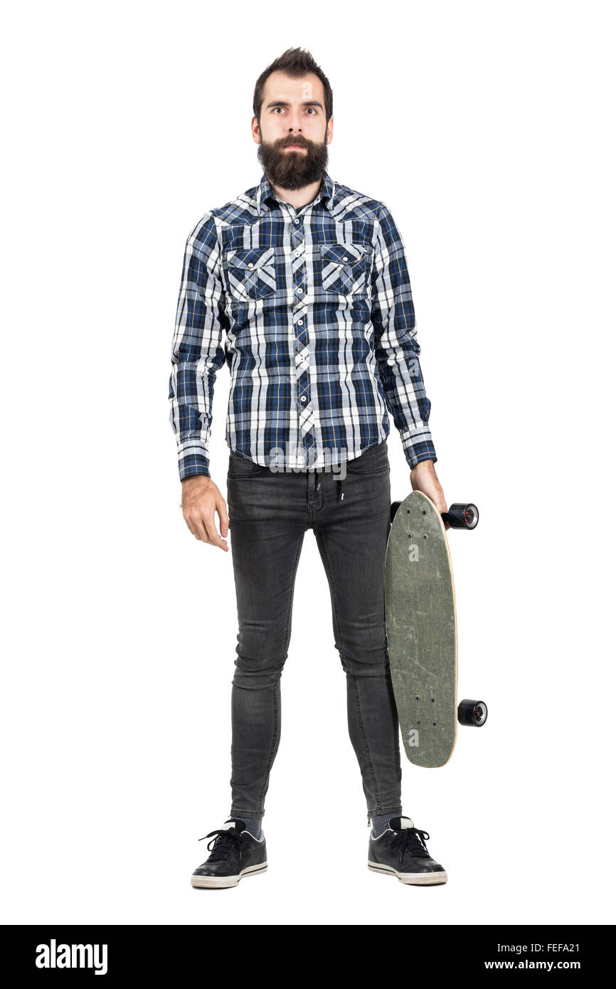 Hipster mit Skateboard, Blick in die Kamera. Ganzkörper-Länge-Porträt über weiße Studio-Hintergrund isoliert. Stockfoto
