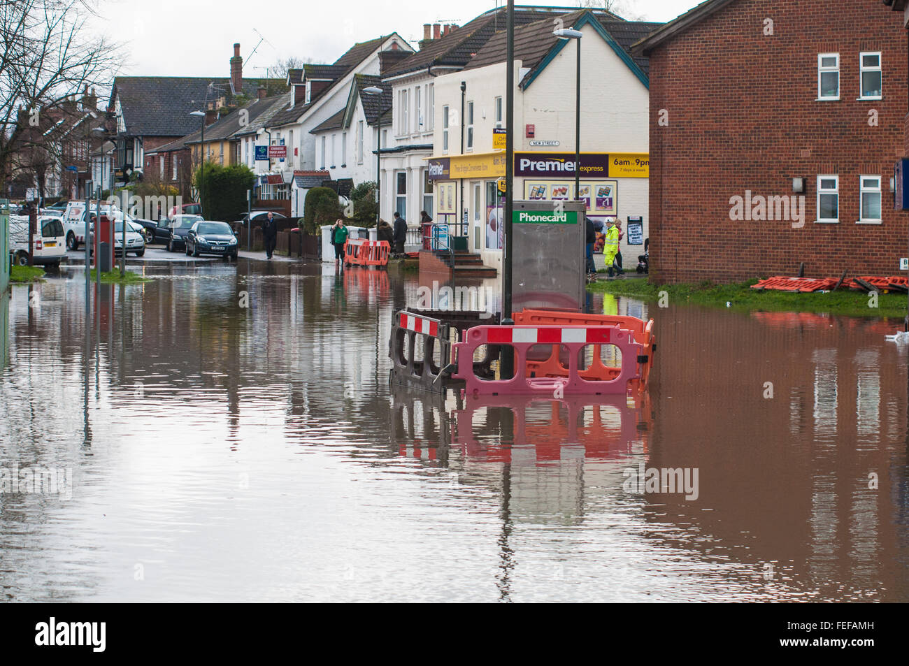 Straßensperrungen wegen Hochwassers in drei Brücken, Crawley, West Sussex Stockfoto