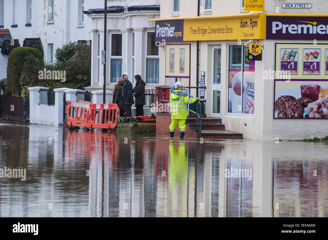 Straßensperrungen wegen Hochwassers in drei Brücken, Crawley, West Sussex Stockfoto