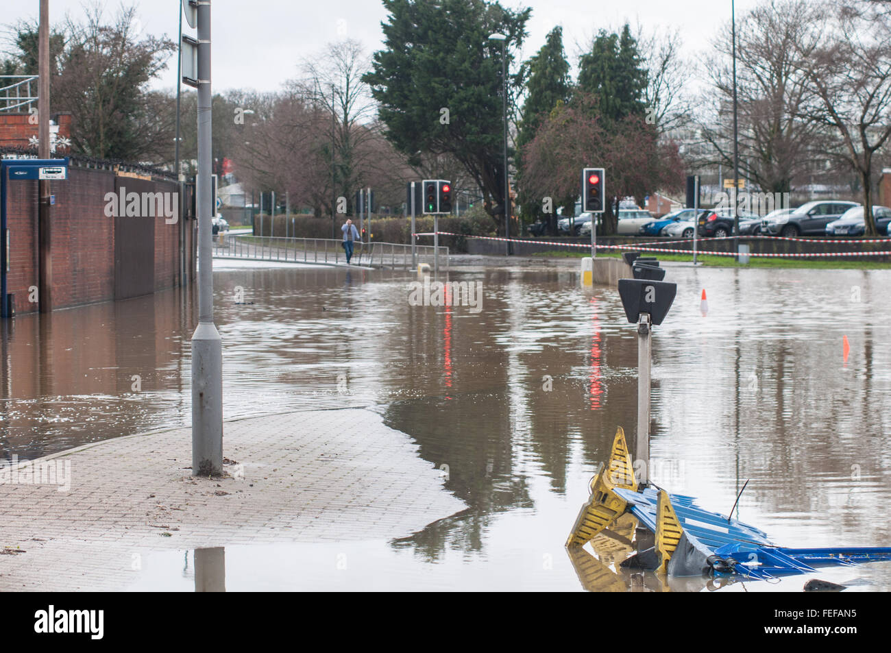 Straßensperrungen wegen Hochwassers in drei Brücken, Crawley, West Sussex Stockfoto