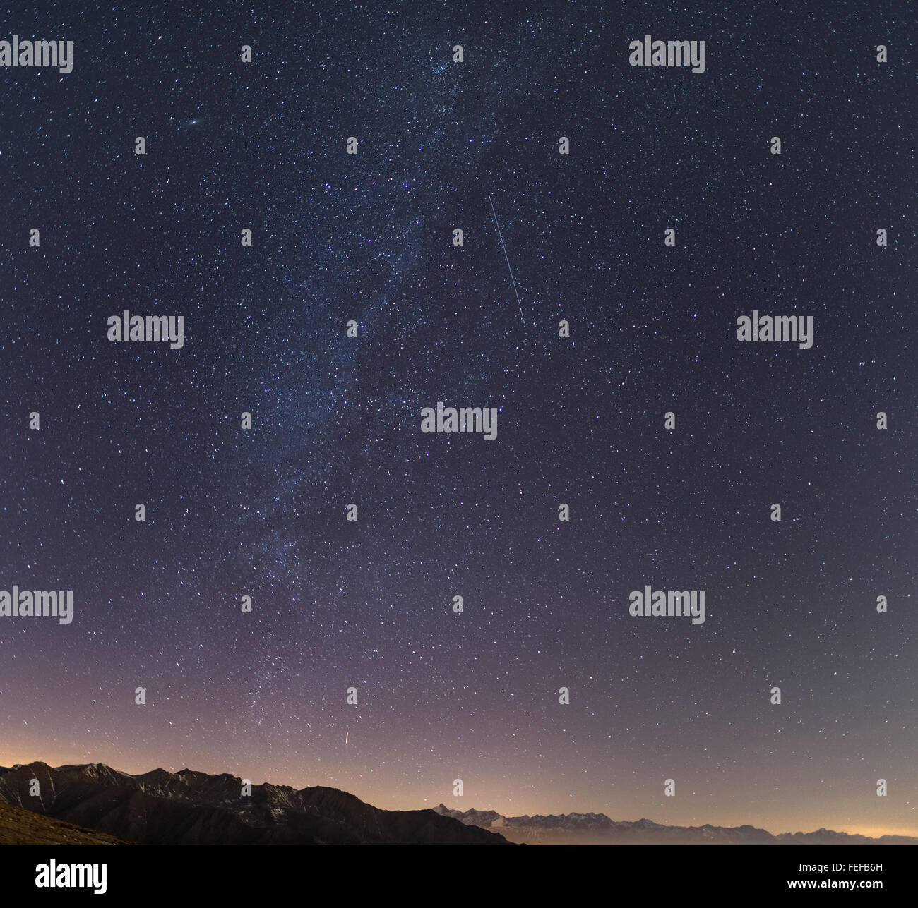Die Milchstraße und den Sternenhimmel von hoch oben in den Alpen mit malerischen Berglandschaft. Andromeda-Galaxie auf der oberen linken Ecke qua Stockfoto