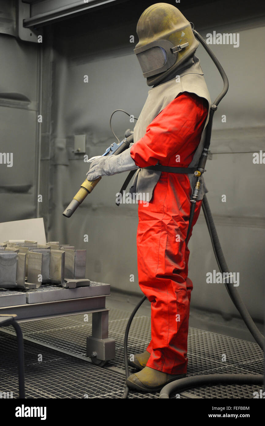 Techniker, die Beseitigung radioaktiven Abfälle in das Stillegung Projekt im Kernkraftwerk Greifswald, Ost-Deutschland Stockfoto