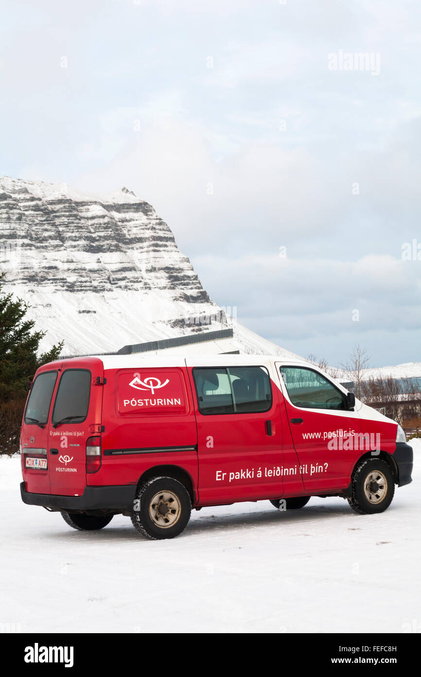 Posturinn post Van mit Schnee bedeckte Berge hinter in Island im Februar Stockfoto