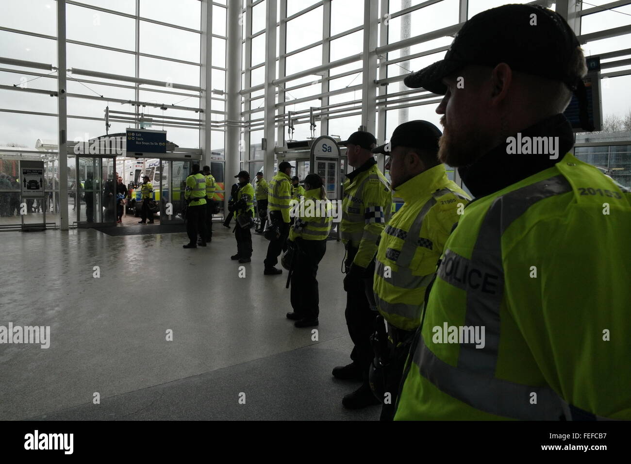 Pegida-Kundgebung am internationalen Bahnhof Birmingham, Birmingham, England am 6. Februar 2016 Stockfoto