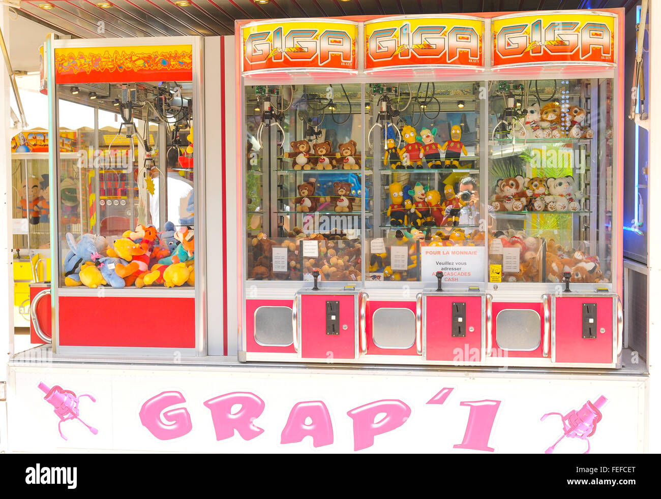 Paris, Frankreich - 9. Juli 2015: Arcade-Kran Greifer Maschine auf eine Arkade im Freizeitpark im Jardin des Tuileries, Paris Stockfoto