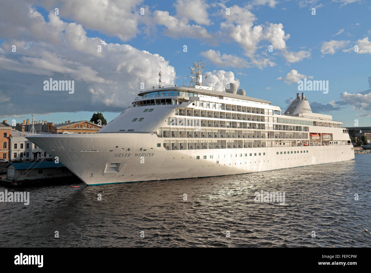 Die Silver Whisper Kreuzfahrtschiff von Silversea Cruises angedockt in St Petersburg, Russland betrieben. Stockfoto