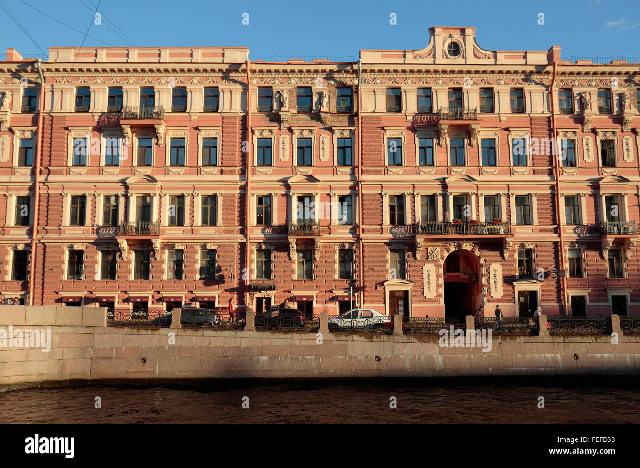 Schönen gemauerten Kanal gelegenen sonnenüberfluteten Gebäude am Fluss Moyka in St Petersburg, Russland. Stockfoto