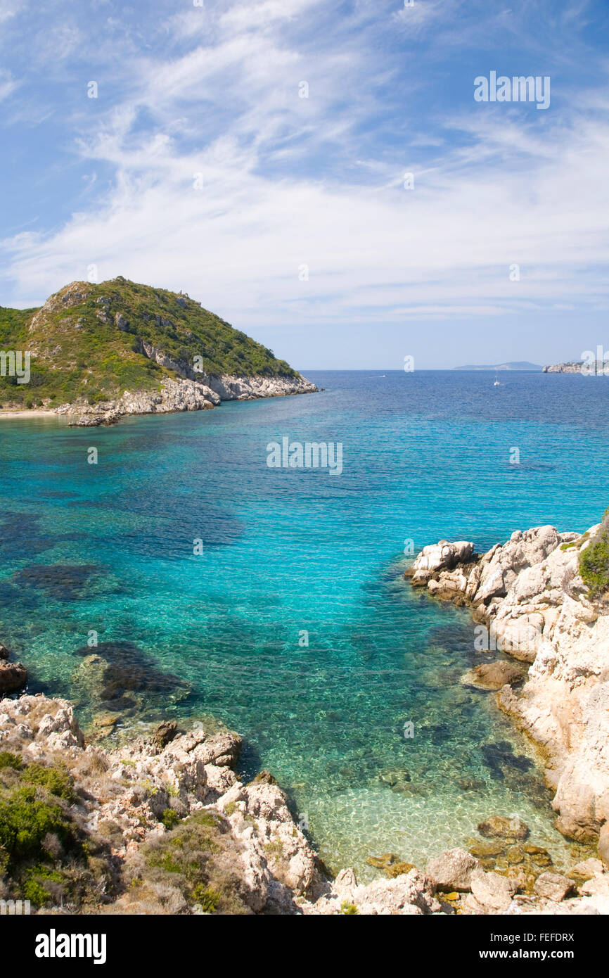 Afionas, Korfu, Ionische Inseln, Griechenland. Blick über die malerische Bucht bei Porto Timoni in der Nähe von Kap Arilla. Stockfoto