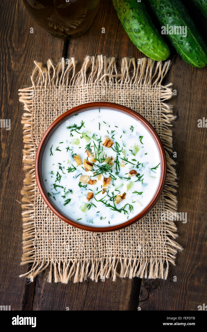 Kalte Suppe Joghurt mit Gurken, Dill und Walnüsse, Ansicht von oben Stockfoto