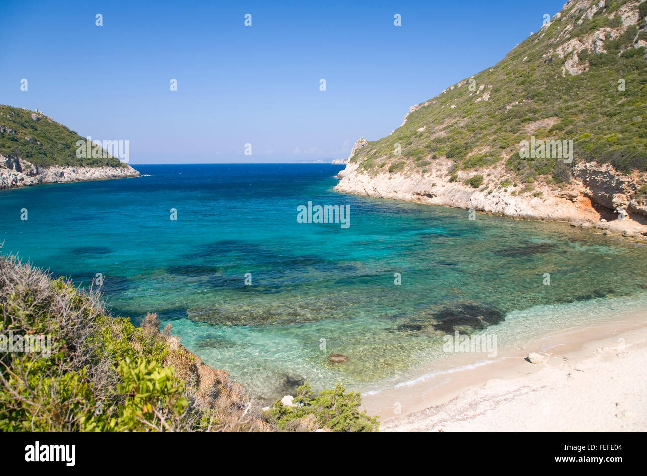 Afionas, Korfu, Ionische Inseln, Griechenland. Blick über die malerische Bucht bei Porto Timoni, in der Nähe von Kap Arilla. Stockfoto