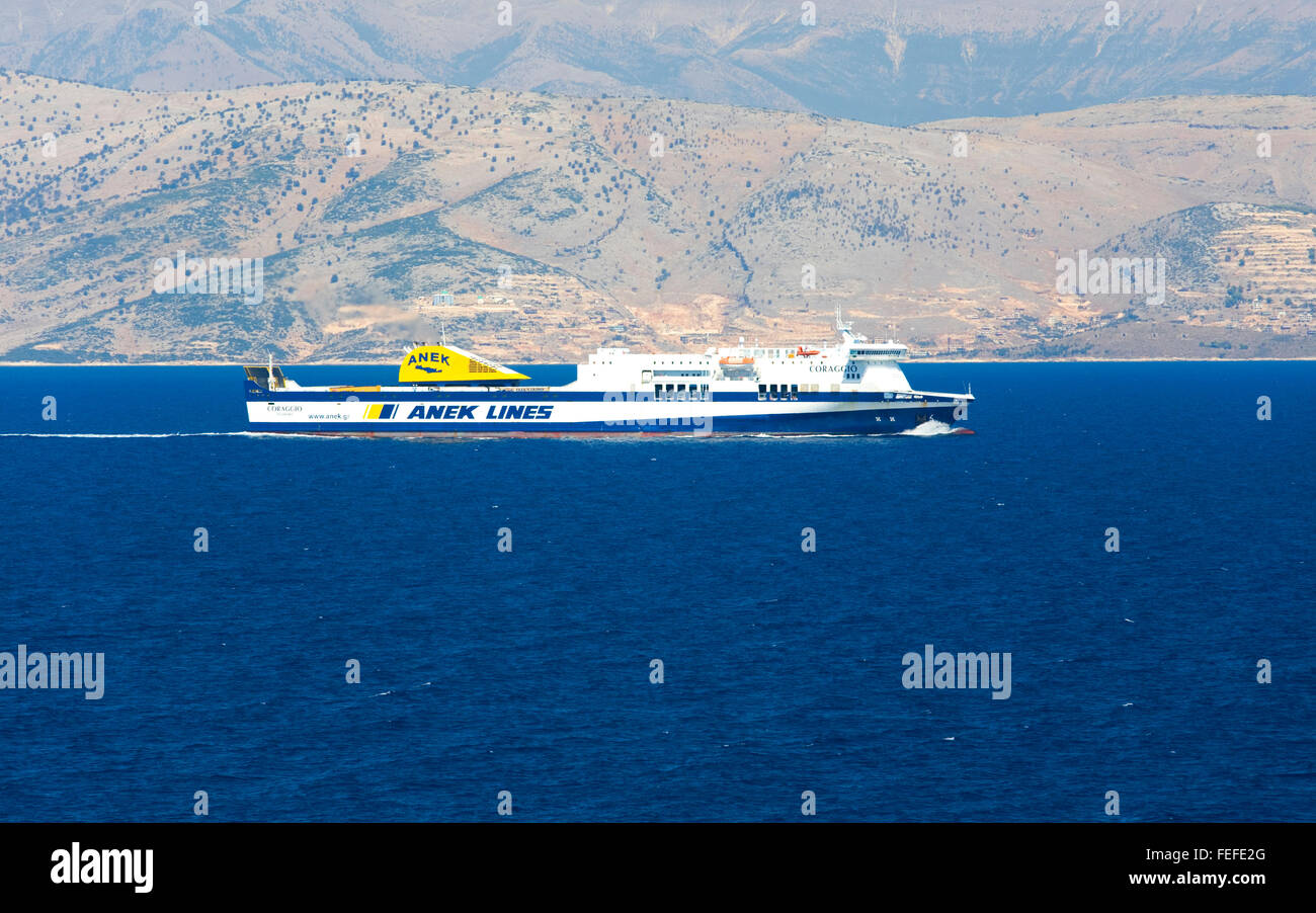 Kassiopi, Korfu, Ionische Inseln, Griechenland. Autofähre durch die Meerenge von Korfu, der albanischen Küste über. Stockfoto