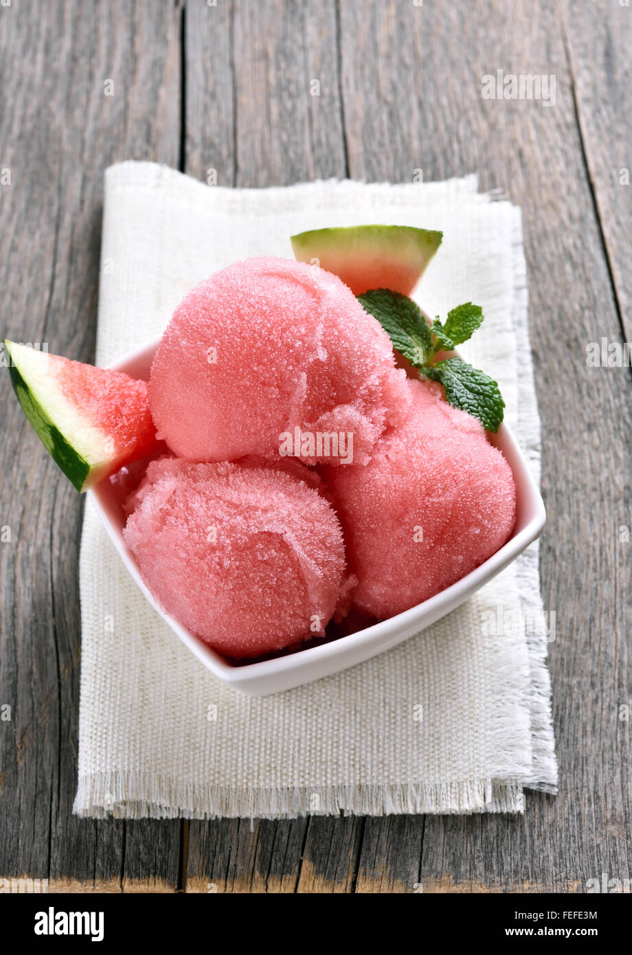 Wassermelonen-Eis auf hölzernen Hintergrund Stockfoto