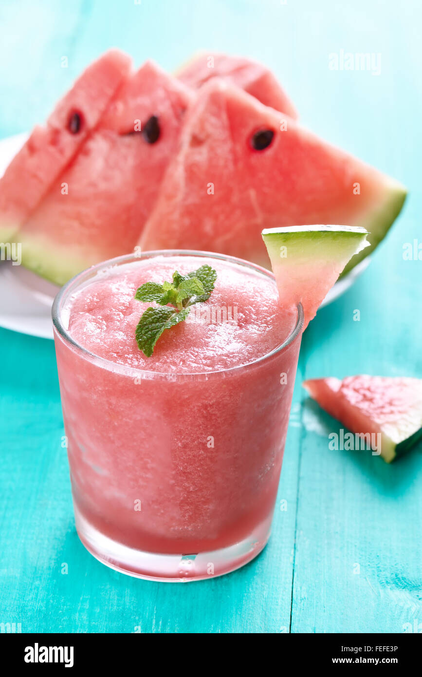 Wassermelone-Sorbet im Glas und Scheiben. Sommer-dessert Stockfoto