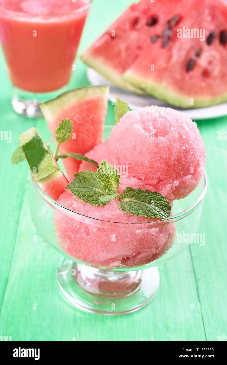 Wassermelone-Sorbet und Scheiben in Glasschale Stockfoto
