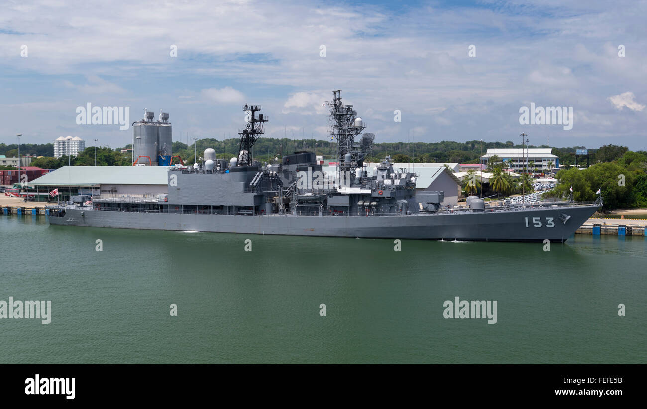 JDS Yugiri (DD-153), ein Zerstörer Asagiri-Klasse von der Japan Maritime Self-Defense Force, Liegeplatz im Hafen von Muara, Brunei. Stockfoto