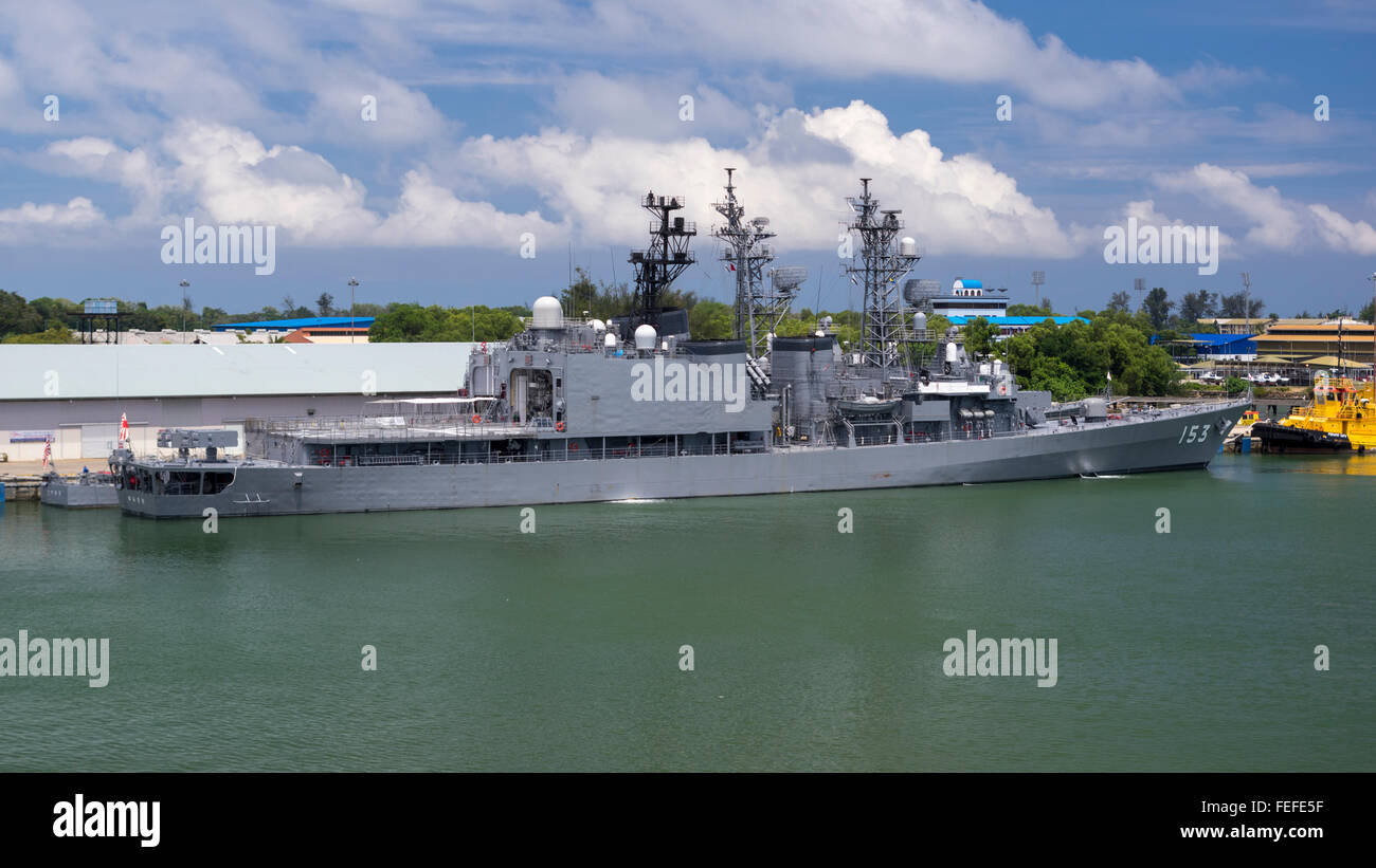 JDS Yugiri (DD-153), ein Zerstörer Asagiri-Klasse von der Japan Maritime Self-Defense Force, Liegeplatz im Hafen von Muara, Brunei. Stockfoto