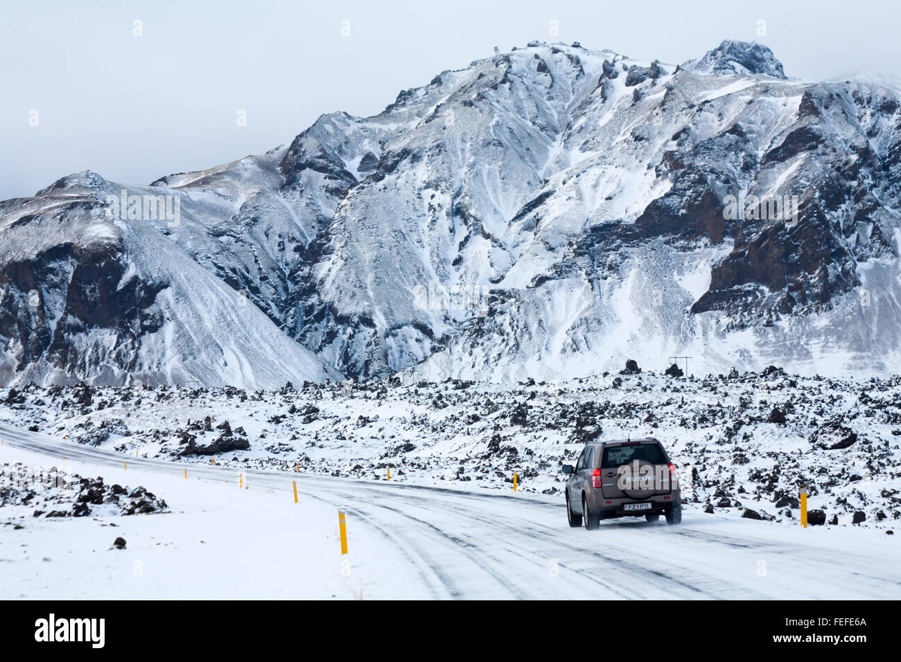 Suzuki Vitara Fahrzeug, das im Februar in Island durch schneebedeckte Berge und Tundra fuhr, sieht aus wie eine Holzkohlenzeichnung Stockfoto