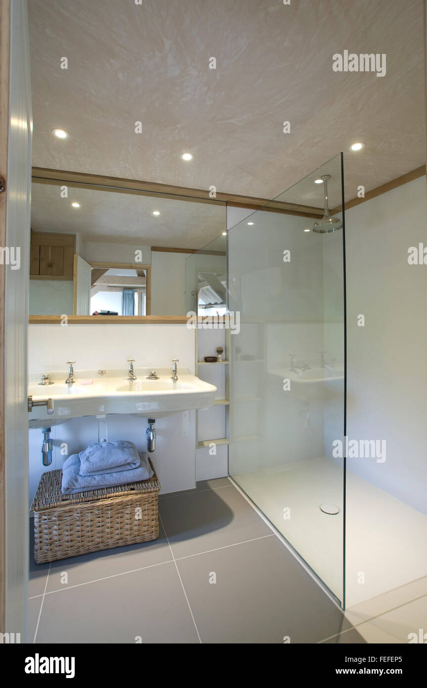 zeitgenössische Duschbad, Glas, Becken. Stockfoto