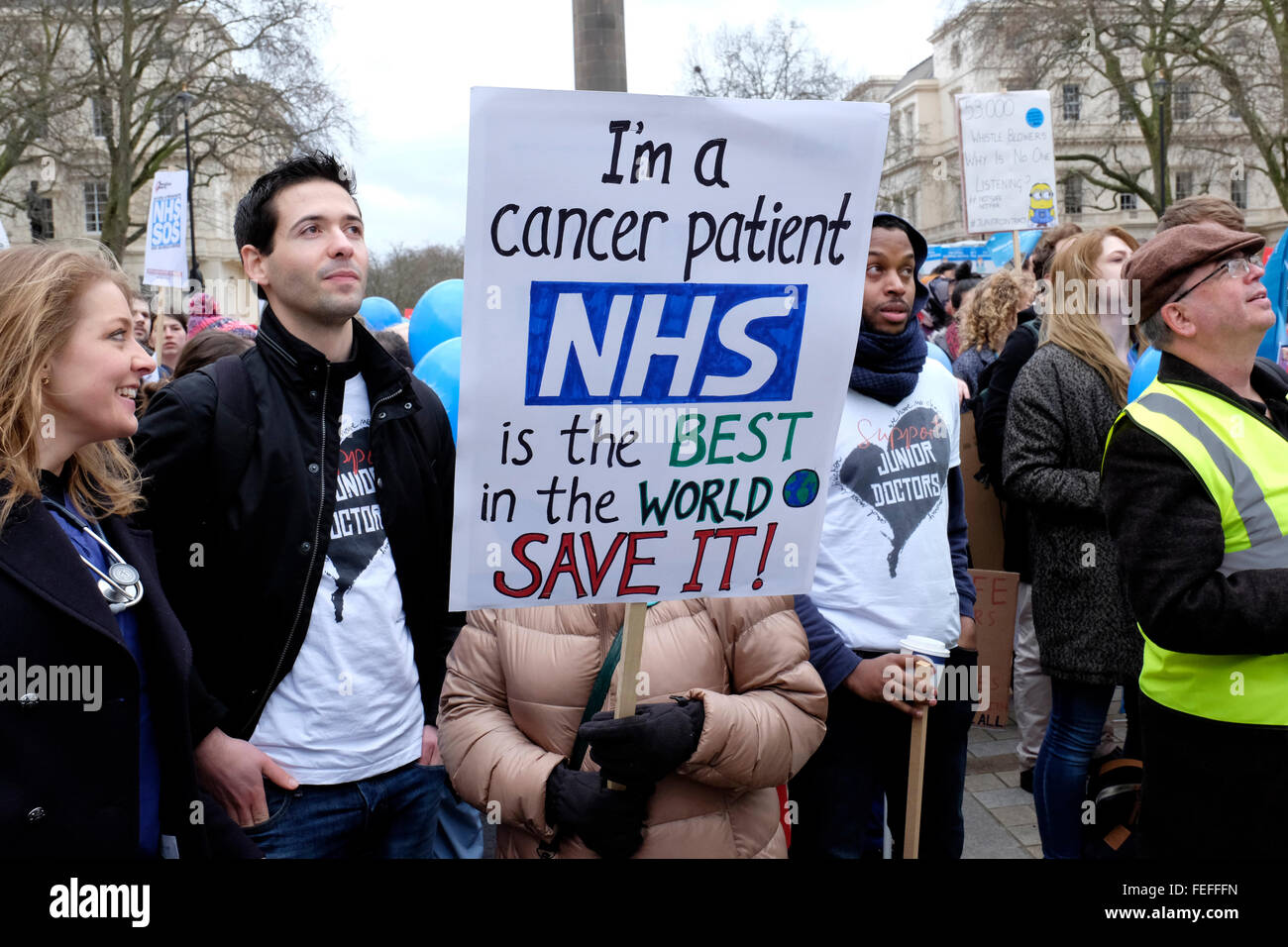 Ein Demonstrant hält eine Plakat-Lesung: "Ich bin ein Krebspatient, NHS ist das beste in der Welt, speichern Sie es" Stockfoto