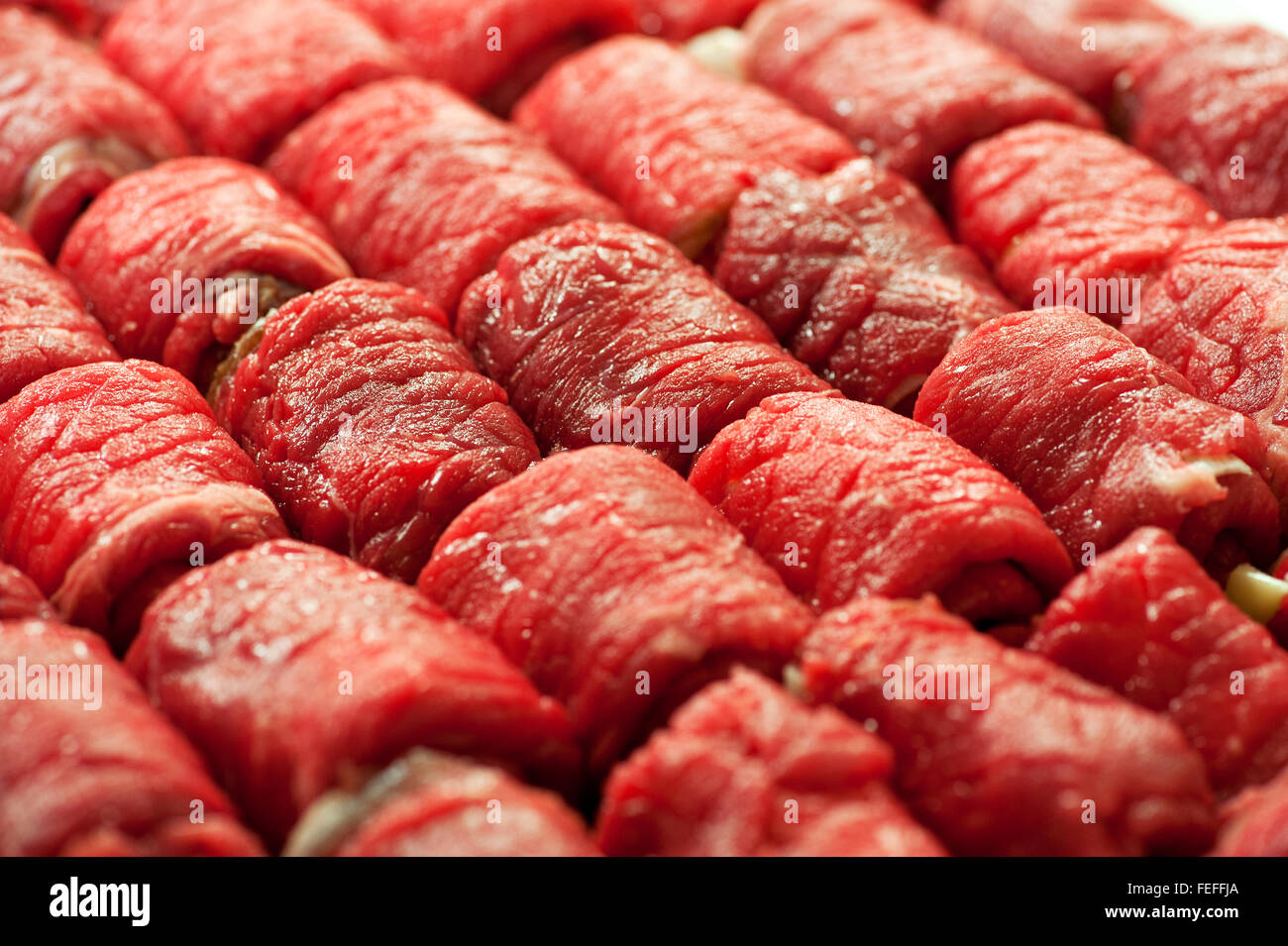 Anzeige der Frischfleisch-Rouladen mit dünn geschnittene Rindfleisch rollte herum eine herzhafte Füllung in einer Metzgerei in einer Vollbild-Ansicht Stockfoto