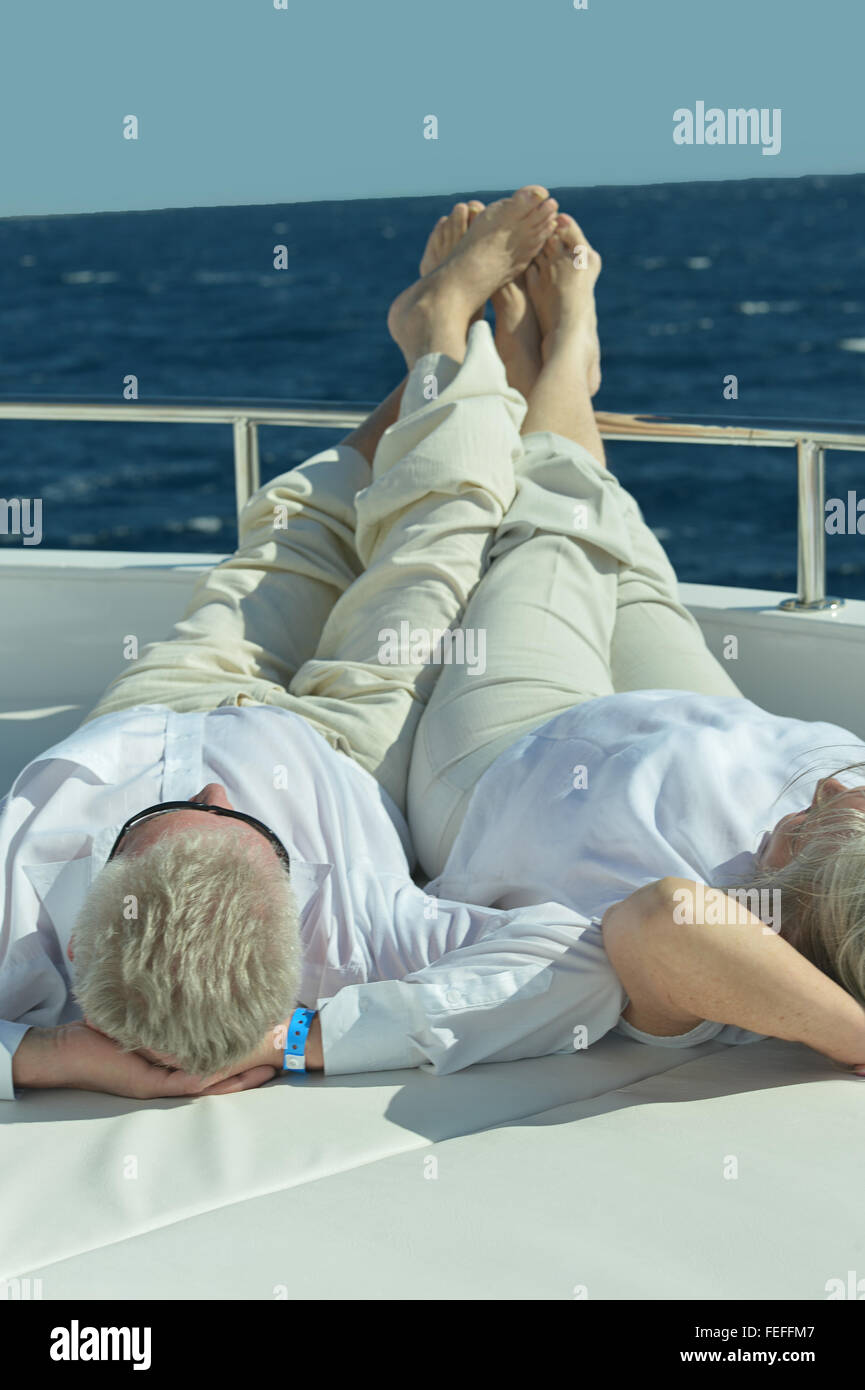 Älteres Ehepaar im Boot am Meer Stockfoto