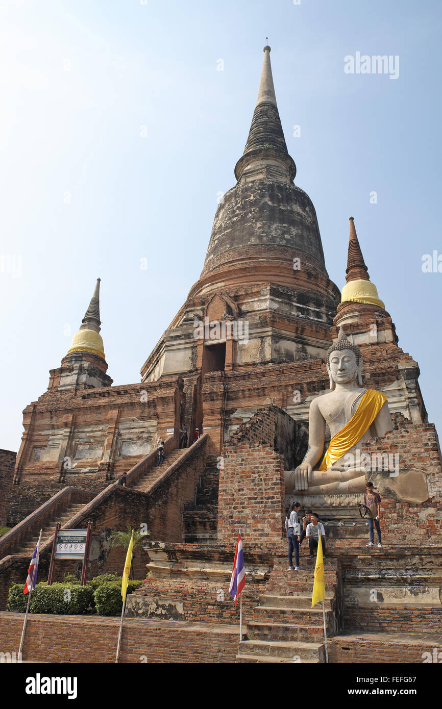 Buddha Statue und die riesige Chedi des Wat Yai Chai Mongkol, Ayutthaya, Thailand, Asien. Stockfoto