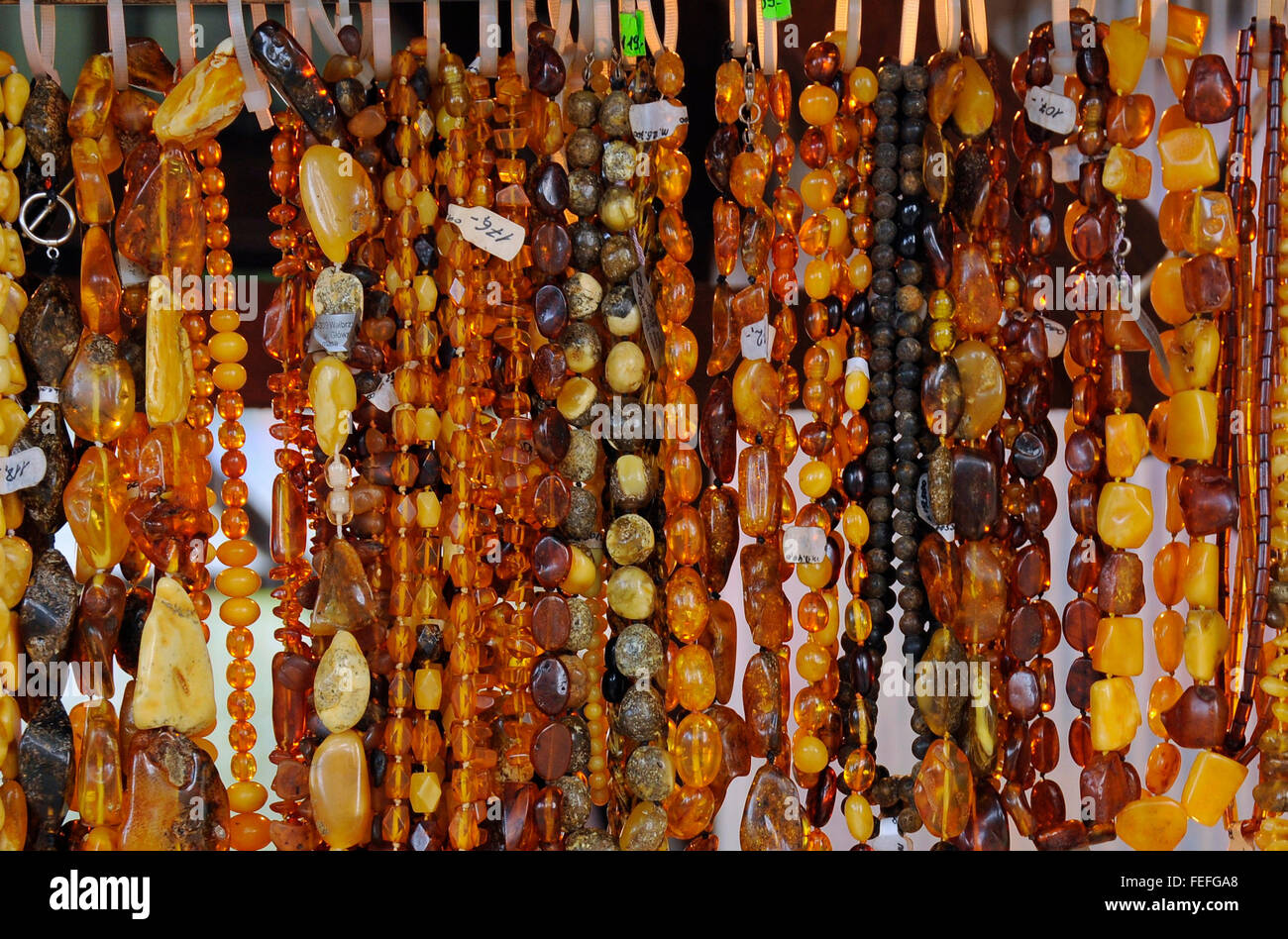 Polnische Bernsteinketten an einem Marktstand in Karpacz im Riesengebirge, Polen. Stockfoto
