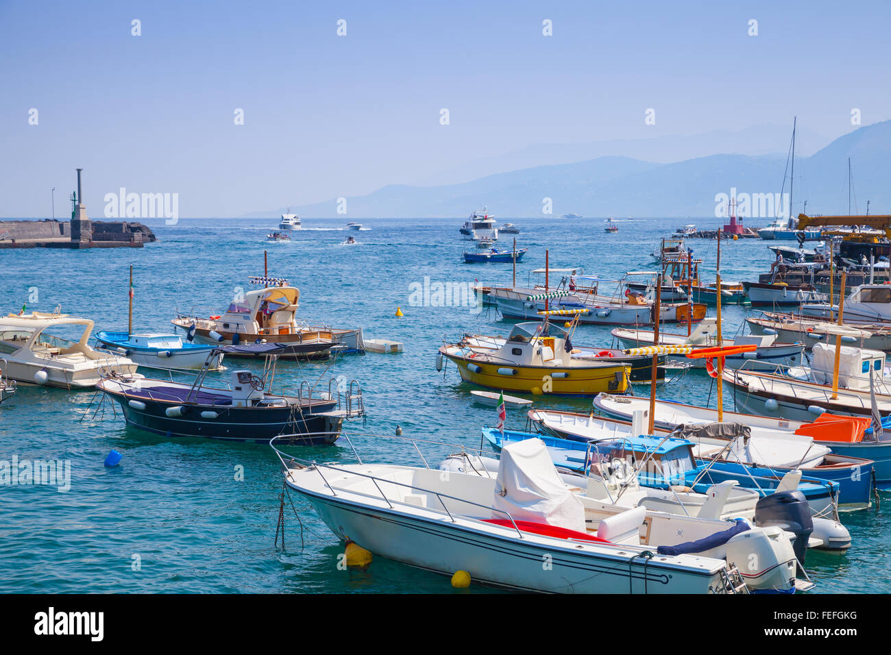 Festgemachten Vergnügen Motorboote im Hafen von Capri Insel, Italien Stockfoto