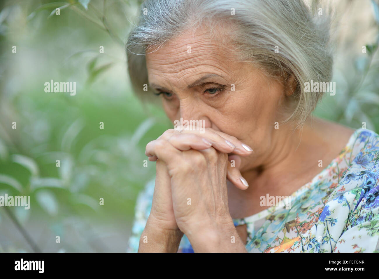Schön traurige alte Frau Stockfotografie Alamy