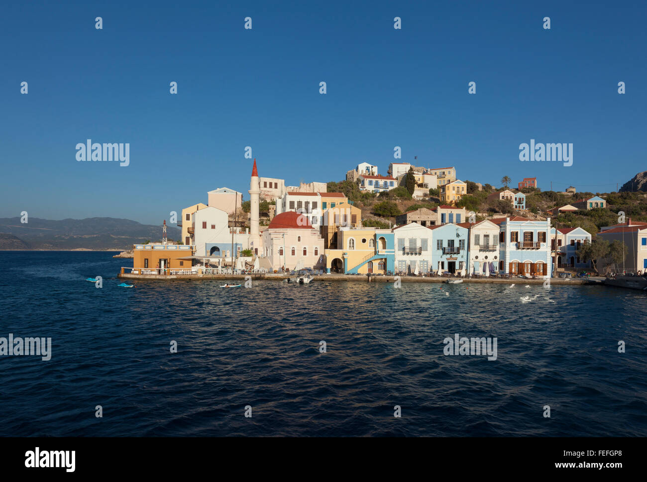 Kastellorizo ist eine kleine griechische Insel in der südlichen Ägäis in Griechenland. Es hat einen kleinen Flughafen und ist ein beliebter Tagesausflug von Kas Stockfoto