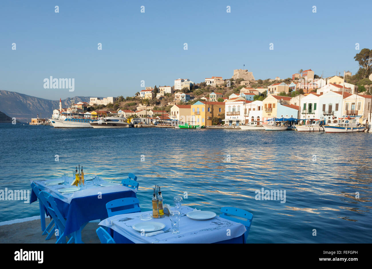 Kastellorizo ist eine kleine griechische Insel in der südlichen Ägäis in Griechenland. Es hat einen kleinen Flughafen und ist ein beliebter Tagesausflug von Kas Stockfoto