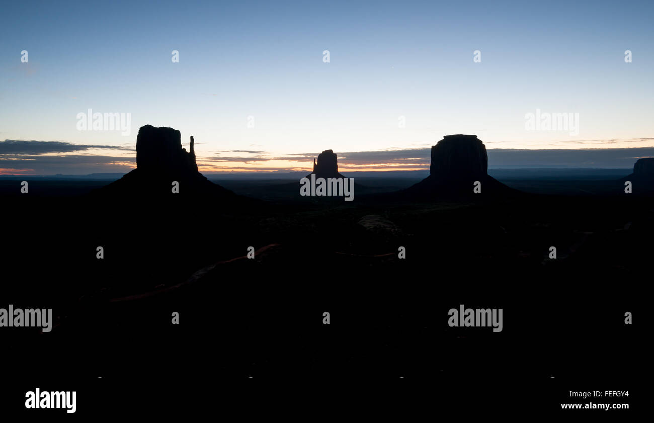 Monument Valley Skyline Silhouette bei Sonnenaufgang malerische Panorama der drei schwarze Felswände von Mesa und buttes Stockfoto