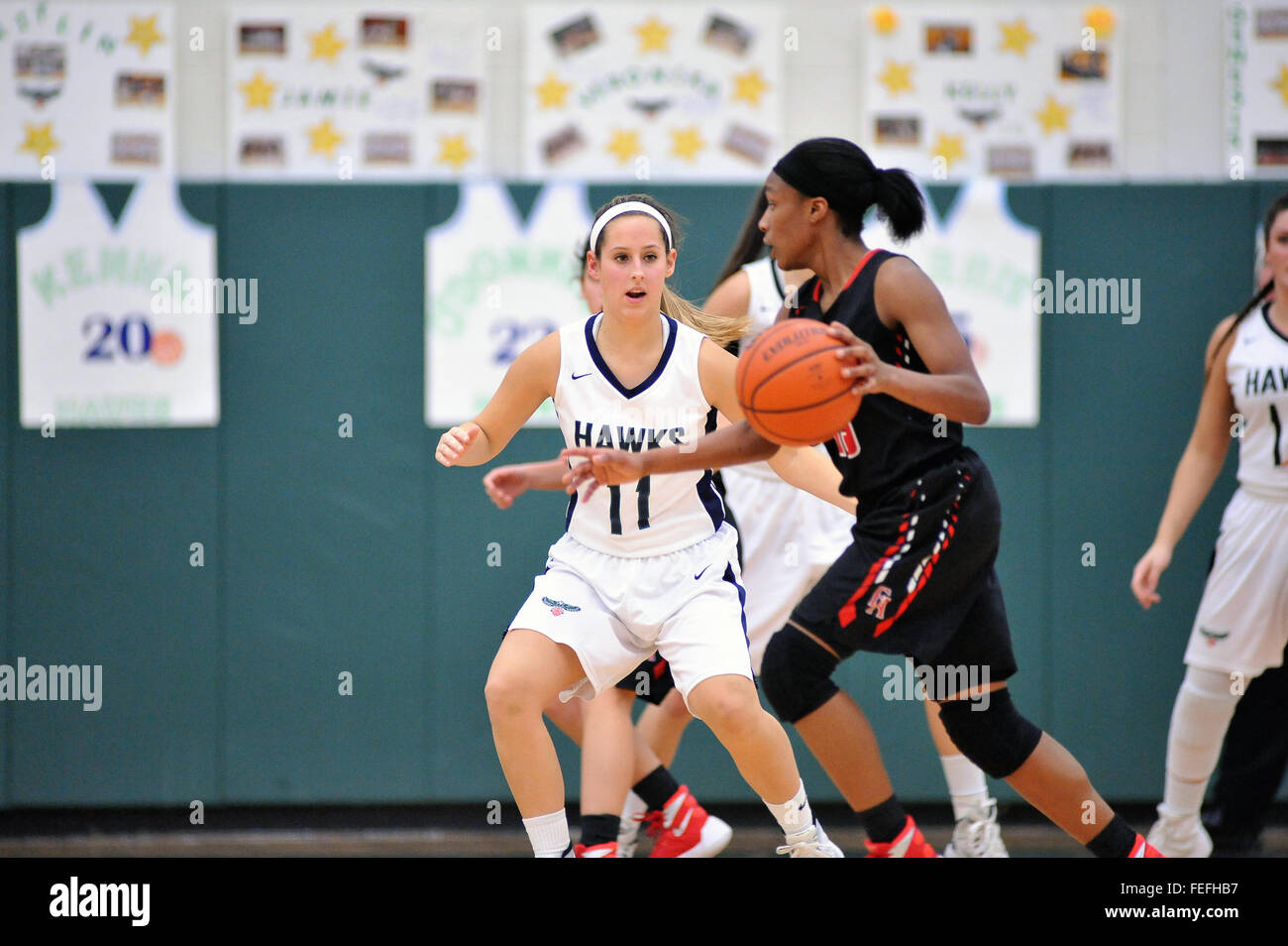 High School Spieler dribbelt über den Boden, während auf der Suche nach einem Weg, um die defensive Shell von der gegnerischen Mannschaft zu durchdringen. USA. Stockfoto