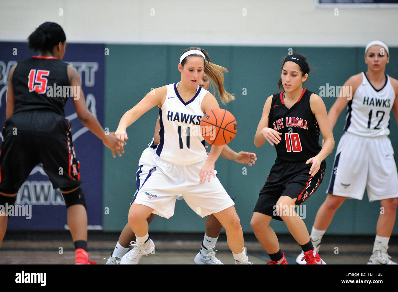 Während verteidigt ihren Korb a High School Spieler ist ganz auf die Kugel nach dem Erstellen einer Umsatz konzentriert. USA. Stockfoto