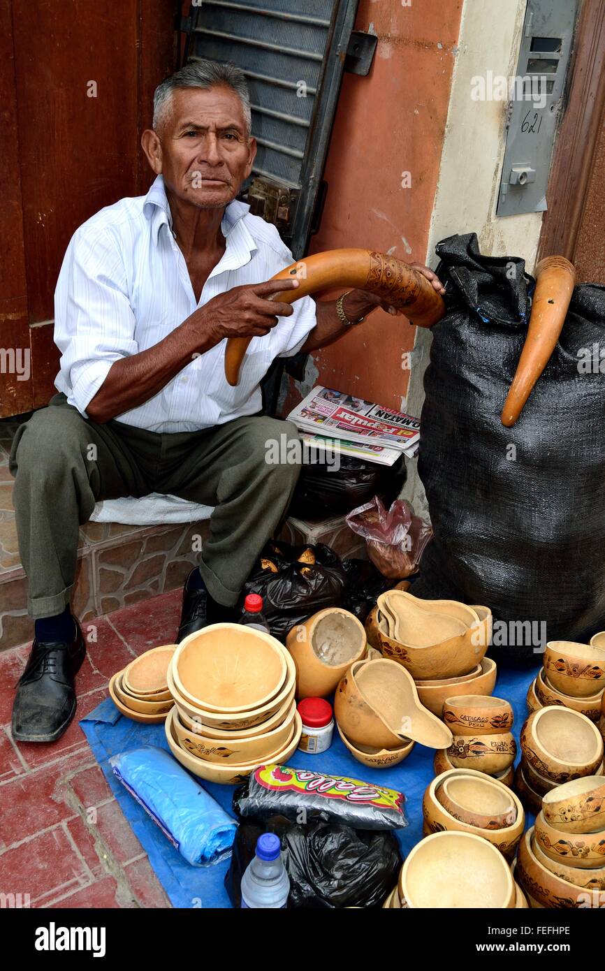 Punken Sie typische Schalen - Chicha de Jora - fermentierter Mais - Markt in CATACAOS. Abteilung von Piura. Peru Stockfoto