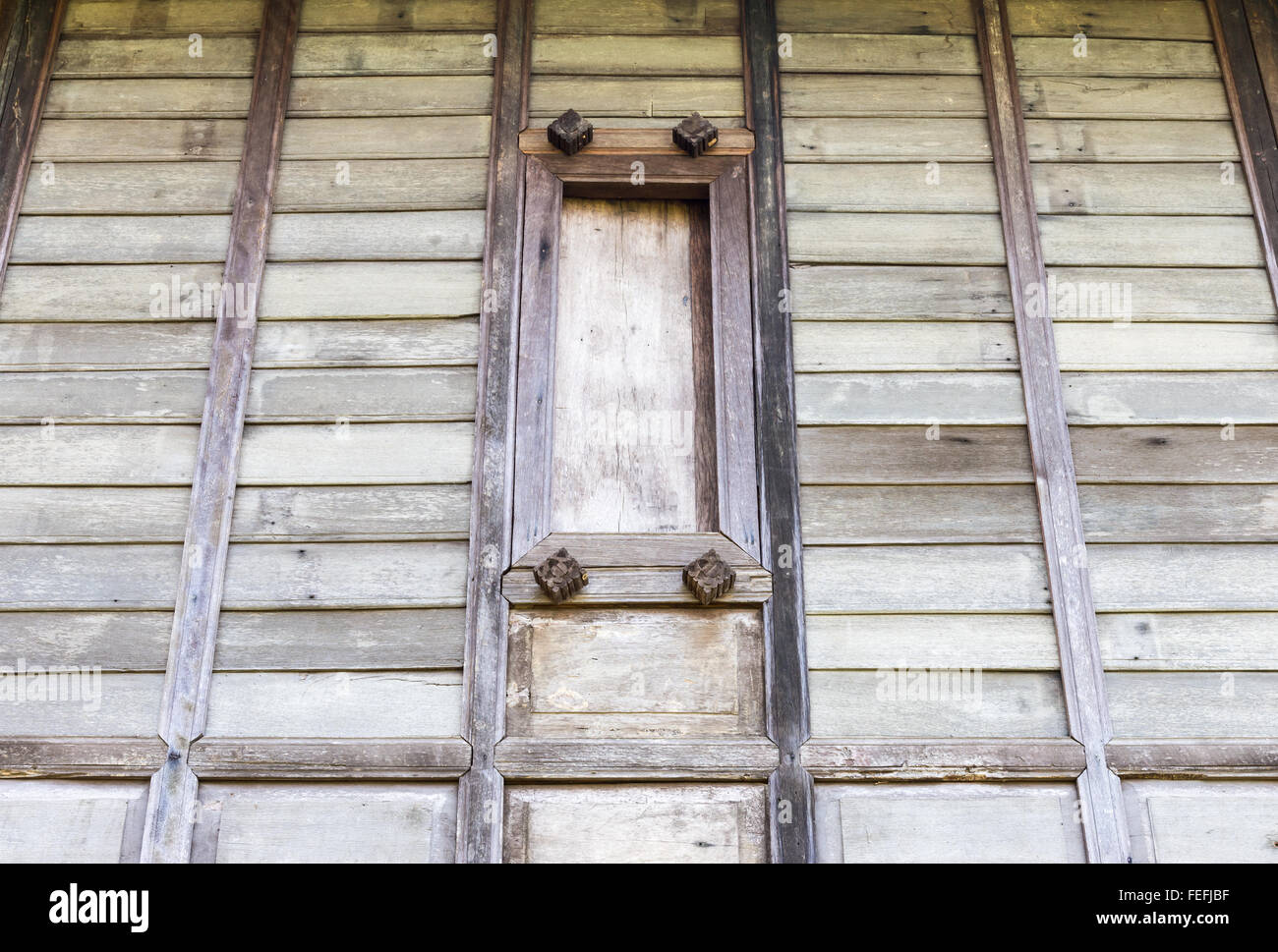 Alte Holzfenster von Teak-Haus. Stockfoto