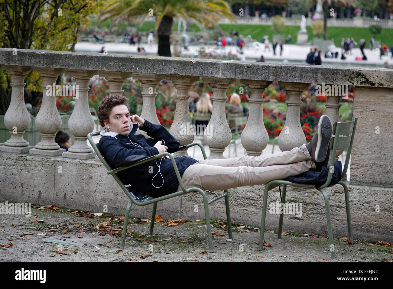 Man Listening to Music in the Park Stockfoto
