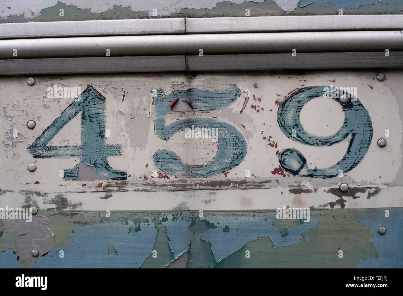 459 Zahlen auf einem alten Brill Trolley Bus, abgenutzte verblasst und zerkratzt, korrodierte und oxidierte blauer Farbe, schäbig aus Zeit verwittert Stockfoto