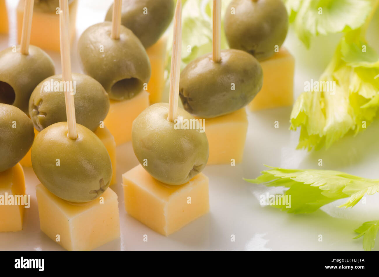 Vorspeise mit Käse und Oliven auf Platte Stockfoto