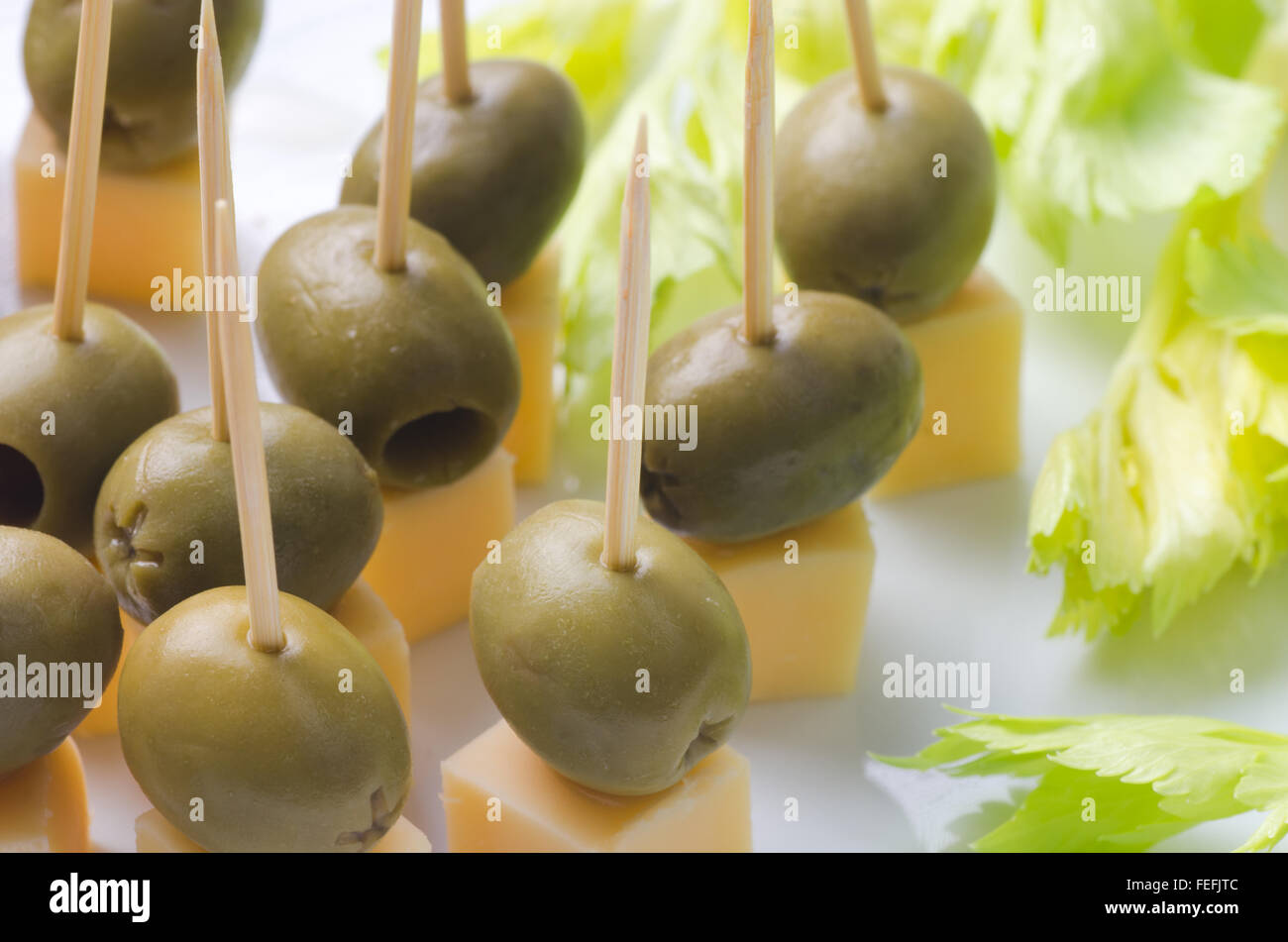 Vorspeise mit Käse und Oliven auf Platte Stockfoto