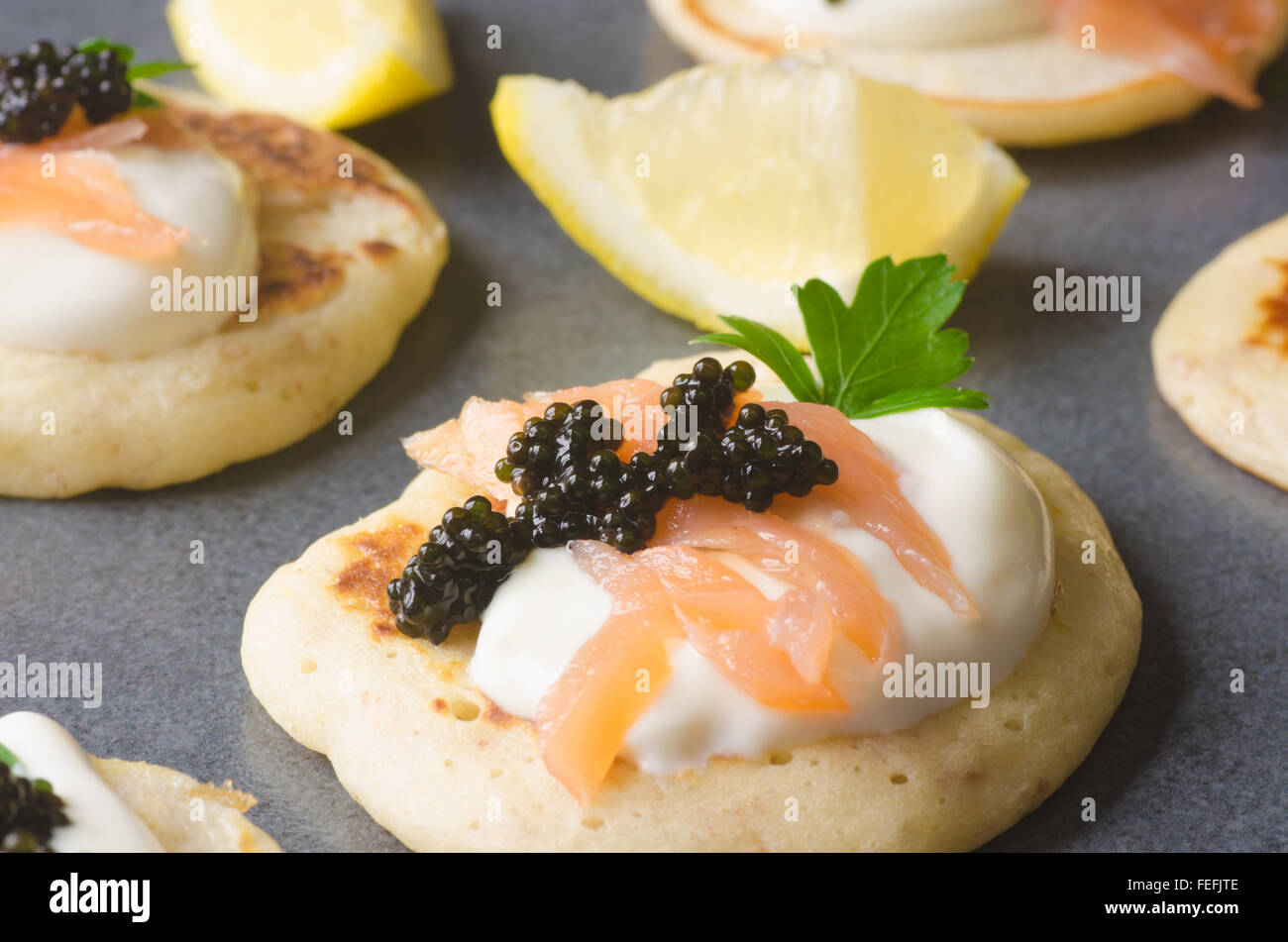 Blinis mit Kaviar und Lachs auf Tisch Stockfotografie - Alamy