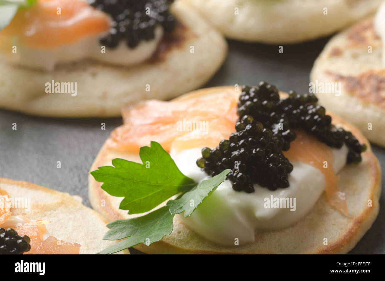 Blinis mit Kaviar und Lachs auf Tisch Stockfotografie - Alamy