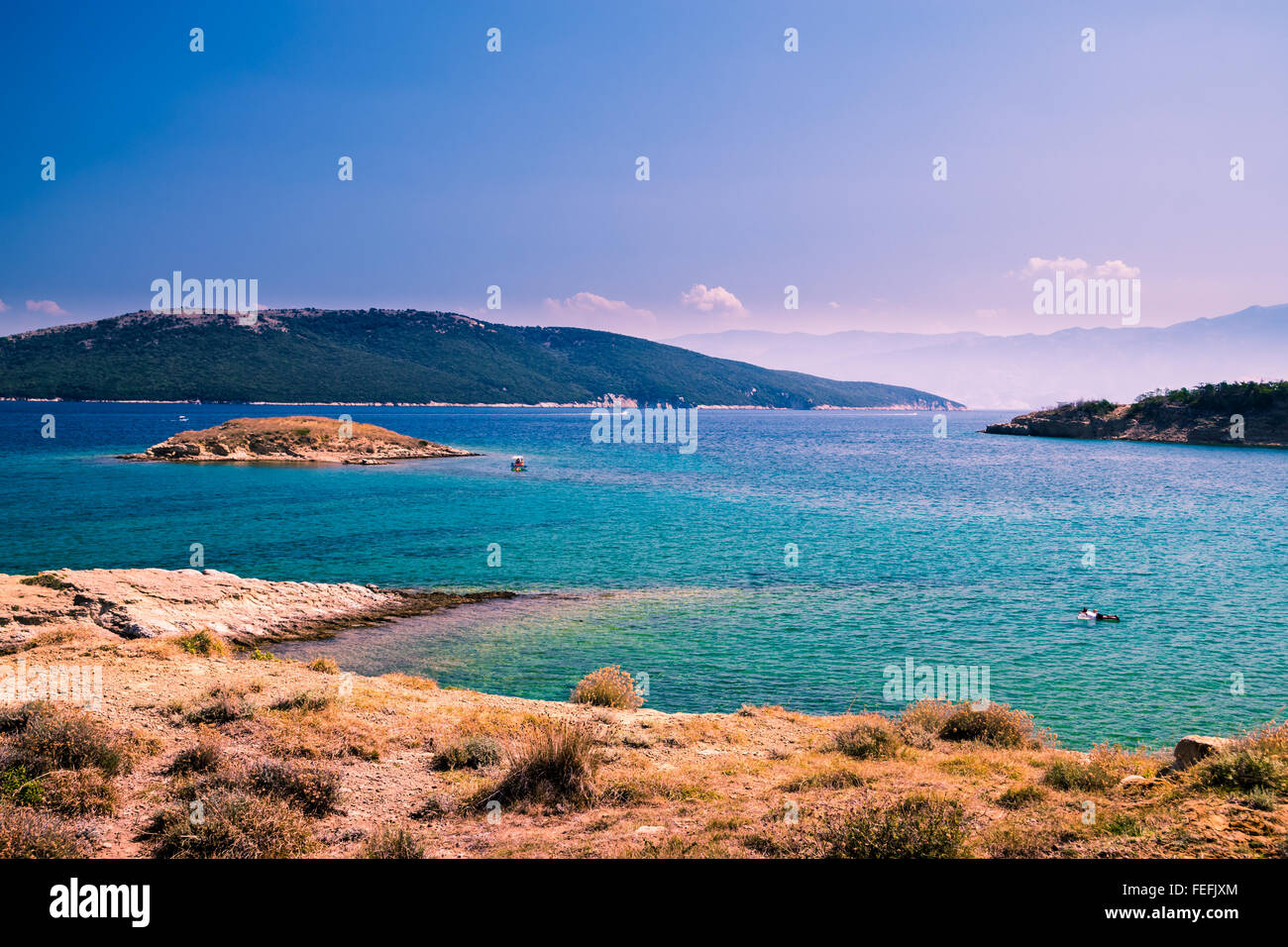 Die unberührte Küste und kristallklarem Wasser der Insel Rab, Kroatien. Stockfoto