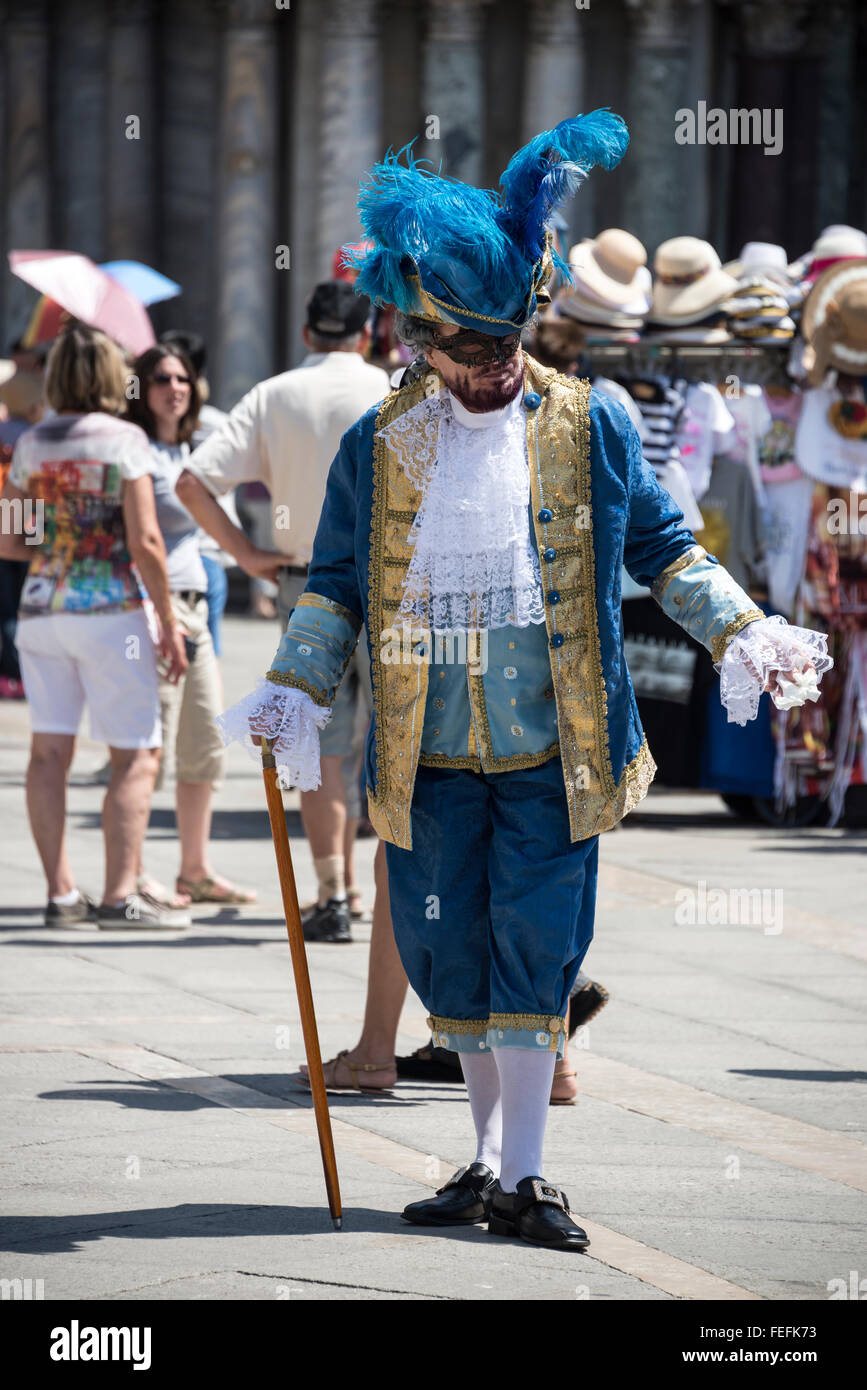 Ein Schauspieler in Kostümen aus dem 17. Jahrhundert, der Besucher auf dem Markusplatz in Venedig, Italien, unterhält. Stockfoto