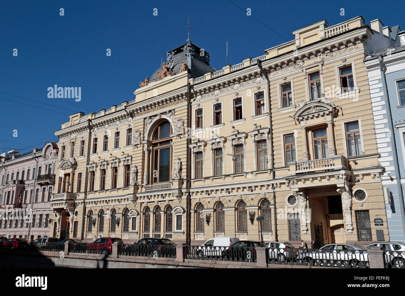 Ein wunderschönes Gebäude auf dem Gribojedow-Kanal-Damm in St Petersburg, Russland. Stockfoto