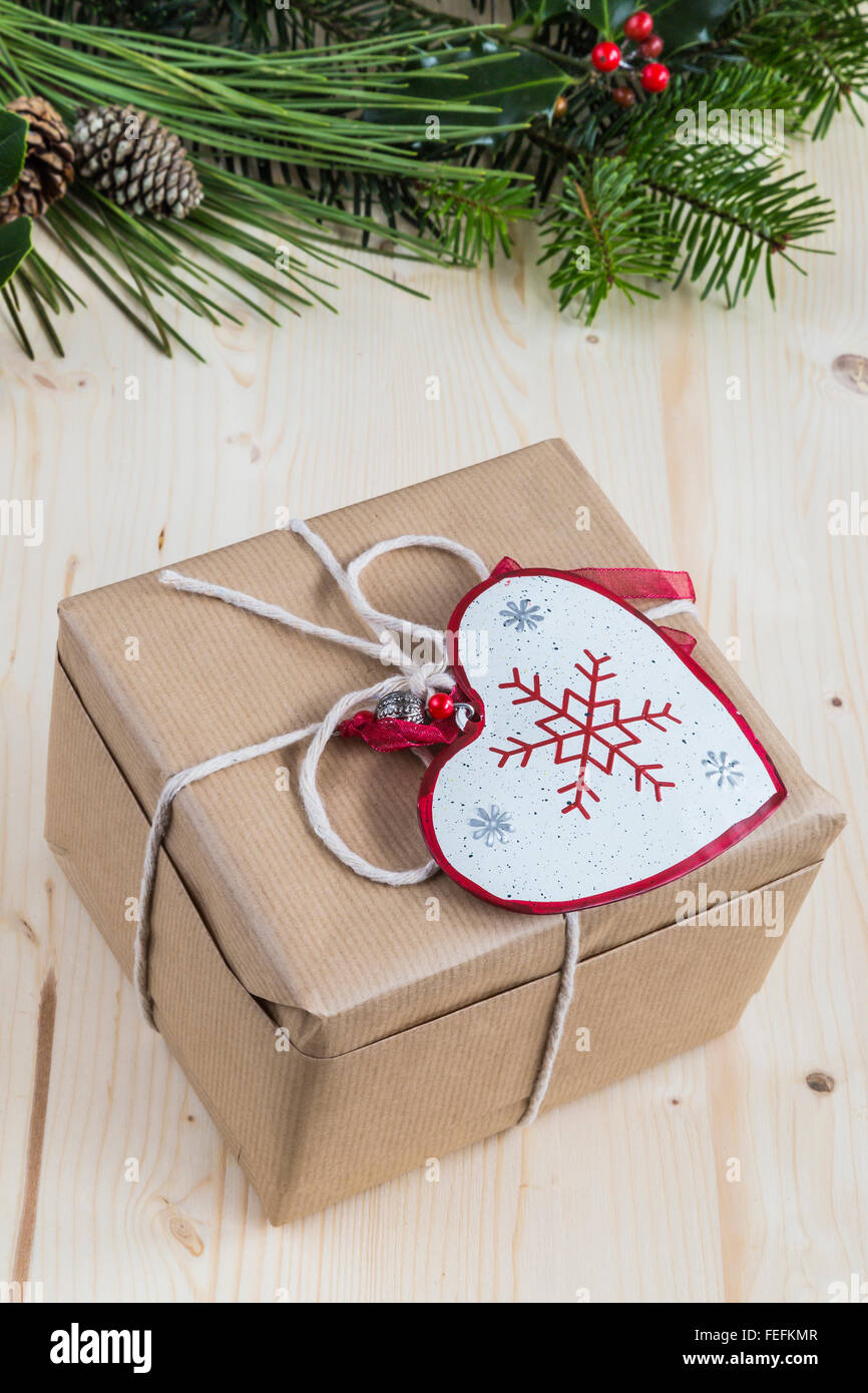 Weihnachtsgeschenk mit festlichen Laub und rote Dekorationen Stockfoto